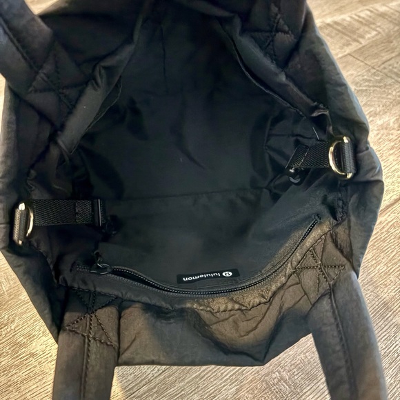 lululemon On My Level 5L Black Women's tote - Picture 6 of 6